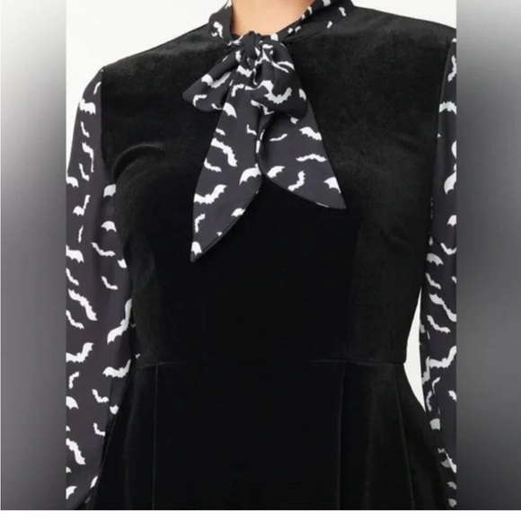 Black velvet and bat pattern dress | Unique Vintage - Picture 4 of 5